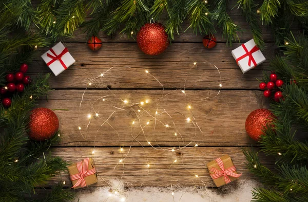 木地板上的圣诞节背景 礼物和装饰品 — 图库照片