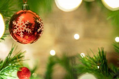 Ağaçtaki Noel süsleri