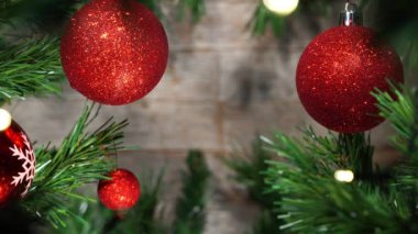 Noel arkaplanı, ağaçtaki süsler