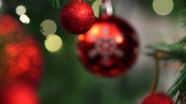 Noel arkaplanı, ağaçtaki süs, ışıklar bokeh 