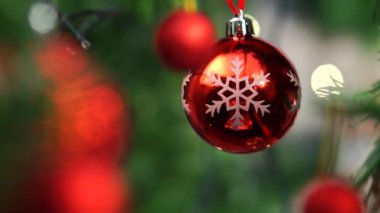 Noel arkaplanı, ağaçtaki süs, ışıklar bokeh 