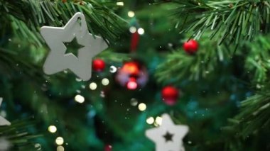 Yağan karlı Noel ağacı süslemesi, parallaks efektli yumuşak hareket kamerası