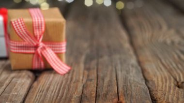 Noel arkaplanı, hediye süsü ahşap masa, yumuşak kamera hareketi
