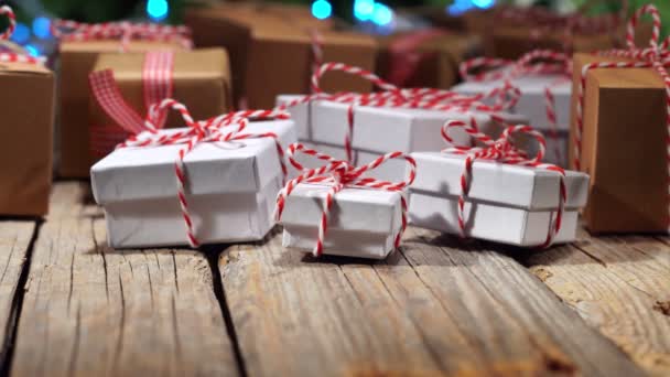 Weihnachten Hintergrund Geschenke Schmuck Auf Holztisch Reibungslose Kamerafahrt — Stockvideo