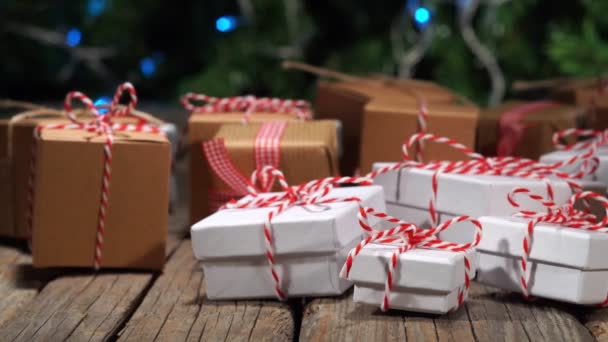 Weihnachten Hintergrund Geschenke Schmuck Auf Holztisch Reibungslose Kamerafahrt — Stockvideo