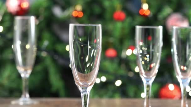 Champagne Versant Dans Verre Mouvement Caméra Fête Nouvel Fond Arbre — Video