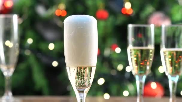 Champagne Skum Nyår Kamerarörelse Hälla Glas — Stockvideo