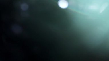 Gerçek organik ışık sızıntıları, gökkuşağı ve küreler klasik film lensleriyle yapılmış. Düzenleme için pürüzsüz, güzel bir döngü veya arkaplan - herhangi bir NLE üzerinde ekleme veya ekran kipinde kullanın