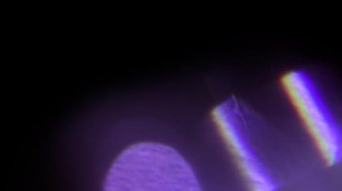 Gerçek organik ışık sızıntıları, gökkuşağı ve küreler klasik film lensleriyle yapılmış. Düzenleme için pürüzsüz, güzel bir döngü veya arkaplan - herhangi bir NLE üzerinde ekleme veya ekran kipinde kullanın