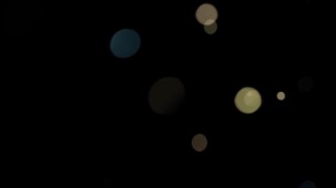 Kaplama, ışık geçişi, efekt güneş ışığı, ışık sızıntıları. Güneş ışınlarının yüksek kaliteli görüntüsü ışık efektleri, üstüste bindirmeler, işaret fişeği tasarım için siyah arka planda izole edilmiş.