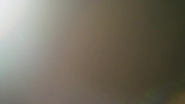L'effet d'une éclaboussure de lumière dans la lentille. Lumière classique 4k.