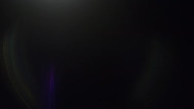 Kaplama, ışık geçişi, efekt güneş ışığı, ışık sızıntıları. Güneş ışınlarının yüksek kaliteli görüntüsü ışık efektleri, üstüste bindirmeler, işaret fişeği tasarım için siyah arka planda izole edilmiş.