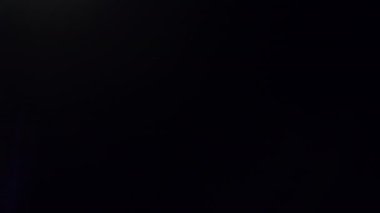 Kaplama, ışık geçişi, efekt güneş ışığı, ışık sızıntıları. Güneş ışınlarının yüksek kaliteli görüntüsü ışık efektleri, üstüste bindirmeler, işaret fişeği tasarım için siyah arka planda izole edilmiş.