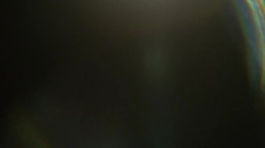 Kaplama, ışık geçişi, efekt güneş ışığı, ışık sızıntıları. Güneş ışınlarının yüksek kaliteli görüntüsü ışık efektleri, üstüste bindirmeler, işaret fişeği tasarım için siyah arka planda izole edilmiş.