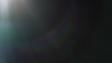 Kaplama, ışık geçişi, efekt güneş ışığı, ışık sızıntıları. Güneş ışınlarının yüksek kaliteli görüntüsü ışık efektleri, üstüste bindirmeler, işaret fişeği tasarım için siyah arka planda izole edilmiş.