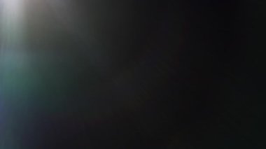 Kaplama, ışık geçişi, efekt güneş ışığı, ışık sızıntıları. Güneş ışınlarının yüksek kaliteli görüntüsü ışık efektleri, üstüste bindirmeler, işaret fişeği tasarım için siyah arka planda izole edilmiş.