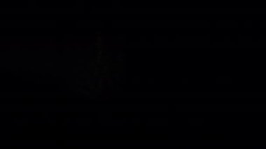 Kaplama, ışık geçişi, efekt güneş ışığı, ışık sızıntıları. Güneş ışınlarının yüksek kaliteli görüntüsü ışık efektleri, üstüste bindirmeler, işaret fişeği tasarım için siyah arka planda izole edilmiş.