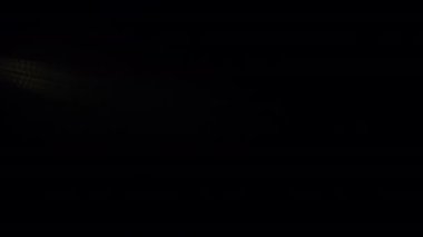 Kaplama, ışık geçişi, efekt güneş ışığı, ışık sızıntıları. Güneş ışınlarının yüksek kaliteli görüntüsü ışık efektleri, üstüste bindirmeler, işaret fişeği tasarım için siyah arka planda izole edilmiş.