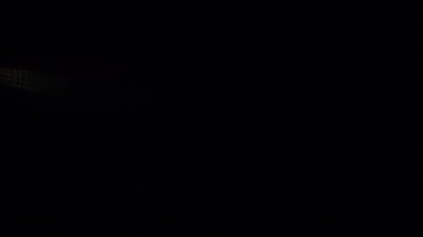 Kaplama, ışık geçişi, efekt güneş ışığı, ışık sızıntıları. Güneş ışınlarının yüksek kaliteli görüntüsü ışık efektleri, üstüste bindirmeler, işaret fişeği tasarım için siyah arka planda izole edilmiş.