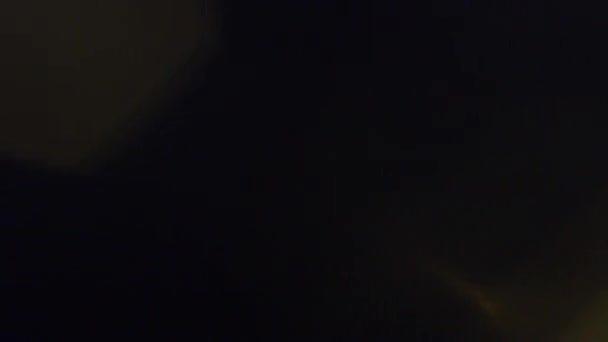 L'effet d'une éclaboussure de lumière dans la lentille. Lumière classique 4k.