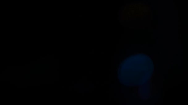 L'effet d'une éclaboussure de lumière dans la lentille. Lumière classique 4k.