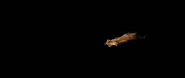 Slow Motion video çekimi Fire Flames and Burning. Siyah arka planda gerçek bir yangın tetikleyici..