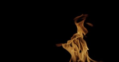 Slow Motion video çekimi Fire Flames and Burning. Siyah arka planda gerçek bir yangın tetikleyici..