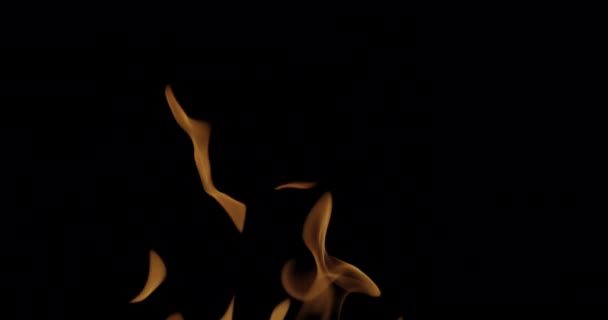 スローモーションビデオ撮影火災炎と燃焼 黒の背景に本物の火の点火装置 — ストック動画