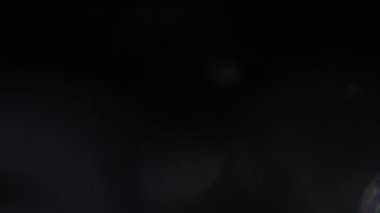 Mercek Bozukluğu 4K Işık Ufku, Parlak Lens parlamaları geçiş, başlık ve kaplama, ışık titreşimleri ve parlamalar için. Koyu arkaplanda gerçek lens VFX ile UHD 'de ışık sızıntısı