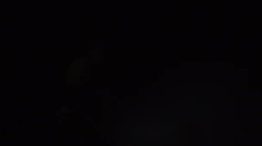 Mercek Bozukluğu 4K Işık Ufku, Parlak Lens parlamaları geçiş, başlık ve kaplama, ışık titreşimleri ve parlamalar için. Koyu arkaplanda gerçek lens VFX ile UHD 'de ışık sızıntısı