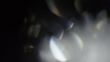 Mercek Bozukluğu 4K Işık Ufku, Parlak Lens parlamaları geçiş, başlık ve kaplama, ışık titreşimleri ve parlamalar için. Koyu arkaplanda gerçek lens VFX ile UHD 'de ışık sızıntısı