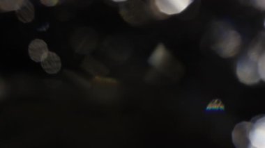 Mercek Bozukluğu 4K Işık Ufku, Parlak Lens parlamaları geçiş, başlık ve kaplama, ışık titreşimleri ve parlamalar için. Koyu arkaplanda gerçek lens VFX ile UHD 'de ışık sızıntısı