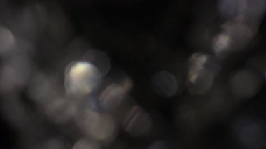 Mercek Bozukluğu 4K Işık Ufku, Parlak Lens parlamaları geçiş, başlık ve kaplama, ışık titreşimleri ve parlamalar için. Koyu arkaplanda gerçek lens VFX ile UHD 'de ışık sızıntısı