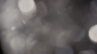 Mercek Bozukluğu 4K Işık Ufku, Parlak Lens parlamaları geçiş, başlık ve kaplama, ışık titreşimleri ve parlamalar için. Koyu arkaplanda gerçek lens VFX ile UHD 'de ışık sızıntısı