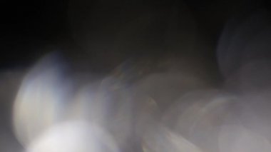 Mercek Bozukluğu 4K Işık Ufku, Parlak Lens parlamaları geçiş, başlık ve kaplama, ışık titreşimleri ve parlamalar için. Koyu arkaplanda gerçek lens VFX ile UHD 'de ışık sızıntısı