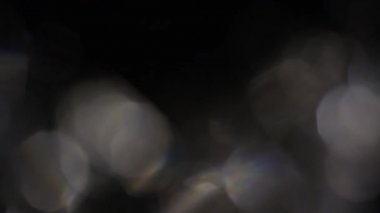 Mercek Bozukluğu 4K Işık Ufku, Parlak Lens parlamaları geçiş, başlık ve kaplama, ışık titreşimleri ve parlamalar için. Koyu arkaplanda gerçek lens VFX ile UHD 'de ışık sızıntısı