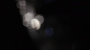 Mercek Bozukluğu 4K Işık Ufku, Parlak Lens parlamaları geçiş, başlık ve kaplama, ışık titreşimleri ve parlamalar için. Koyu arkaplanda gerçek lens VFX ile UHD 'de ışık sızıntısı