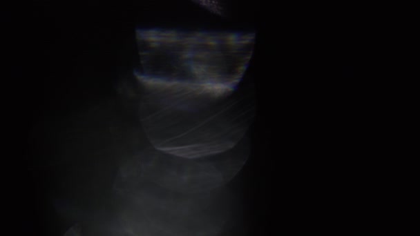 Искажения объектива 4K Light HD, вспышки Light Lens Flare для транситаций, заголовков и наложения, световые импульсы и перчатки. Утечка света в UHD на темном фоне с вспышкой реального объектива VFX — стоковое видео