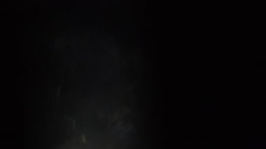 Mercek Bozukluğu 4K Işık Ufku, Parlak Lens parlamaları geçiş, başlık ve kaplama, ışık titreşimleri ve parlamalar için. Koyu arkaplanda gerçek lens VFX ile UHD 'de ışık sızıntısı