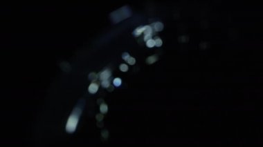 Mercek Bozukluğu 4K Işık Ufku, Parlak Lens parlamaları geçiş, başlık ve kaplama, ışık titreşimleri ve parlamalar için. Koyu arkaplanda gerçek lens VFX ile UHD 'de ışık sızıntısı