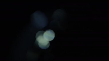 Mercek Bozukluğu 4K Işık Ufku, Parlak Lens parlamaları geçiş, başlık ve kaplama, ışık titreşimleri ve parlamalar için. Koyu arkaplanda gerçek lens VFX ile UHD 'de ışık sızıntısı