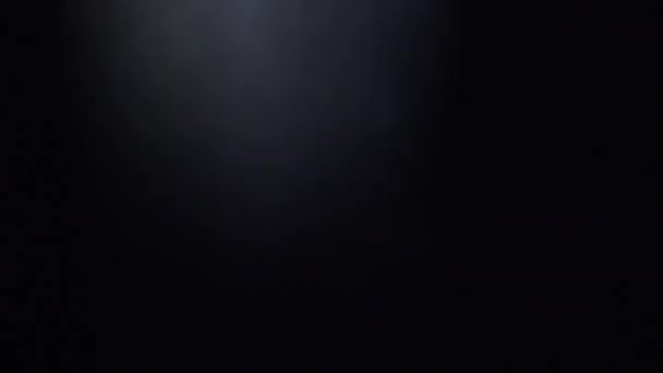 Οπτική έκλαμψη φακού, Διαρροή Φωτός, Λάμψη Studio, Φώτα φλας, φαινόμενο ακτίνων φυσικού φωτισμού, Φως Horizon, παλμοί φωτός και λάμψη, όμορφη διαρροή φωτός σε σκοτεινό φόντο με πραγματική φωτοβολίδα φακού. — Αρχείο Βίντεο
