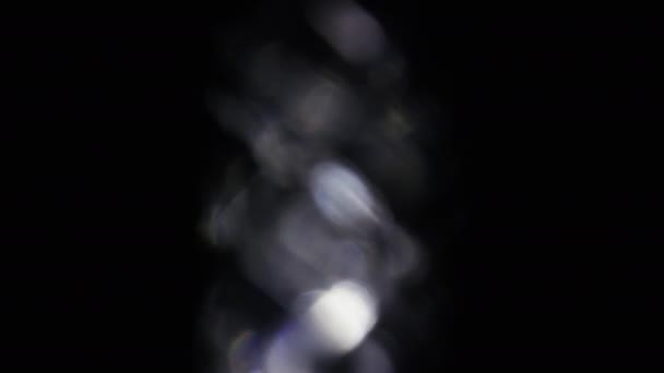 Παραμορφώσεις φακού 4K Light Horizon, φωτεινές αναλαμπές φακού για μεταβάσεις, τίτλους και επικαλύψεις, παλμούς φωτός και λάμψεις. διαρροή φωτός σε UHD σε σκούρο φόντο με πραγματικό φακό φωτοβολίδα VFX — Αρχείο Βίντεο