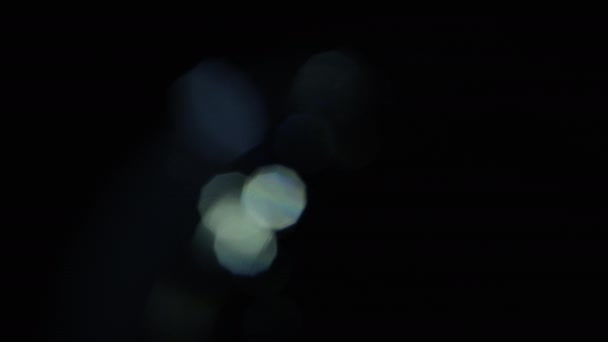 Distorsiones de lentes Horizonte de luz 4K, destellos de destellos de destello de lente brillante para transiciones, títulos y superposiciones, pulsos y brillos de luz. fugas de luz en UHD sobre fondo oscuro con destello de lente real VFX — Vídeo de stock
