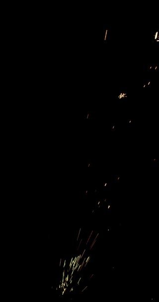 4K Sparks schlägt auf schwarzem Hintergrund ein, Sparks Over Black (ULTRA HD, UHD, 4K). Funke Wall erstellt von Gun Powder Sparks Falling. (ADD-MODE) — Stockvideo