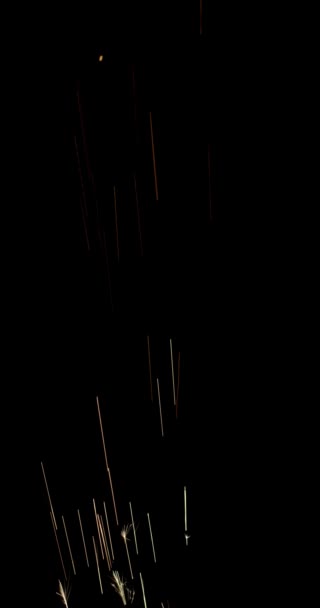 4K Sparks schlägt auf schwarzem Hintergrund ein, Sparks Over Black (ULTRA HD, UHD, 4K). Funke Wall erstellt von Gun Powder Sparks Falling. (ADD-MODE) — Stockvideo