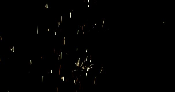 4K Sparks hits op zwarte achtergrond, Sparks Over Black (ULTRA HD, UHD, 4K). Spark Wall gemaakt door Gun Powder Sparks Falling. (ADD-modus)) — Stockvideo