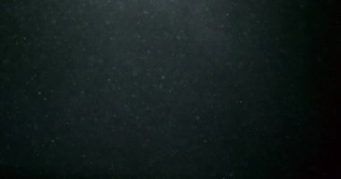 Uçan ve titreşen parçacıkların ışık demeti olarak canlandırıldığı soyut bir arkaplan. Kusursuz döngünün animasyonu. Toz baloncukları kar animasyonu..