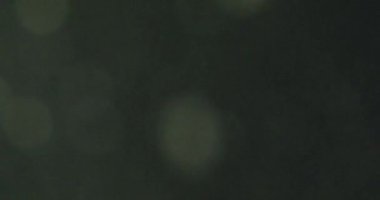 Uçan ve titreşen parçacıkların ışık demeti olarak canlandırıldığı soyut bir arkaplan. Kusursuz döngünün animasyonu. Toz baloncukları kar animasyonu..