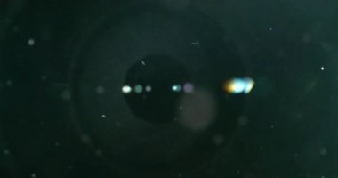 Harmanlama Kiplerinde Kullanımı Kolay Gerçek Mercek Fişeği. Sarı Işık, Renkli Kırmızı ve Pembe Halo Yansıması Yapıyor. Işık Geçişi, Prizma Efekti, Işık Sızıntıları.